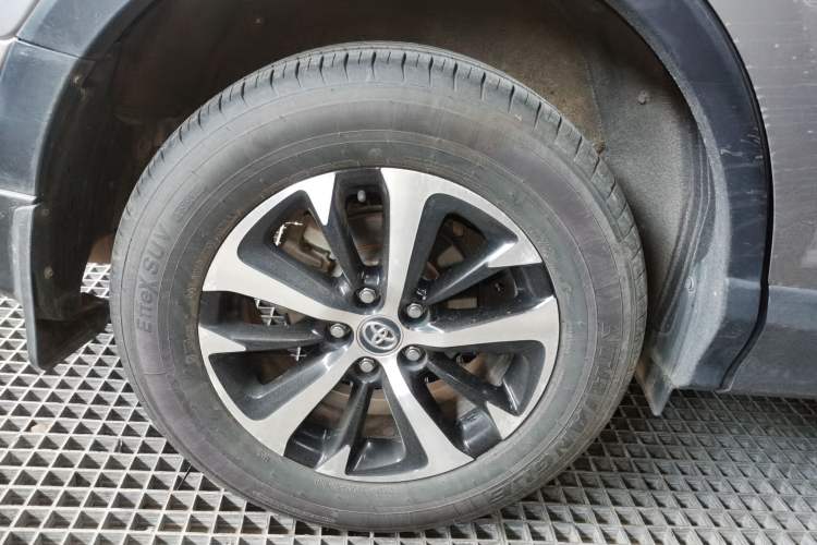 Used Toyota RAV4 2016 2.0L CVT Two-Wheel Drive Fashion Edition China V Standard Right Rear Wheel Hub