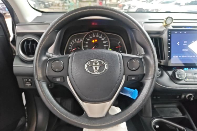 Used Toyota RAV4 2016 2.0L CVT Two-Wheel Drive Fashion Edition China V Standard Steering Wheel