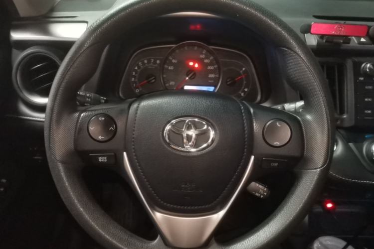 Used Toyota RAV4 2016 2.0L CVT Two-Wheel Drive Fashion Edition China V Standard Steering Wheel