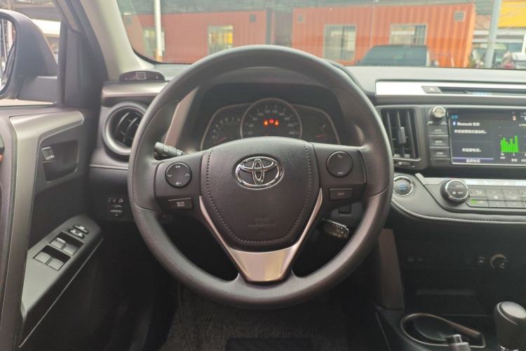 Used Toyota RAV4 2016 2.0L CVT Two-Wheel Drive Fashion Edition China V Standard Steering Wheel