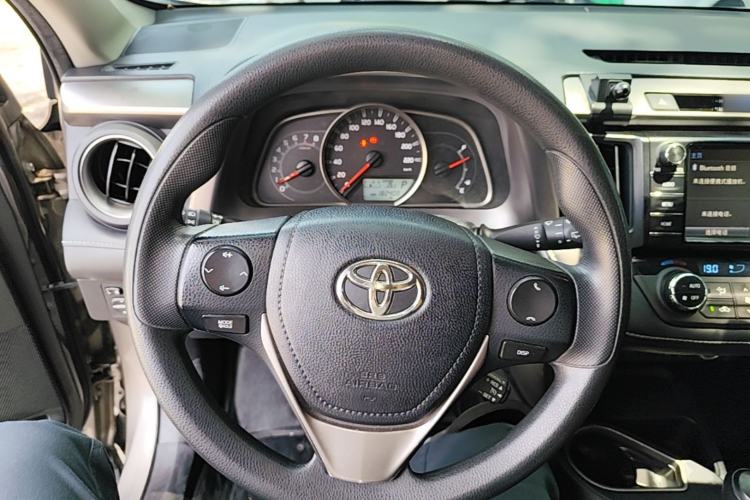 Used Toyota RAV4 2016 2.0L CVT Two-Wheel Drive Fashion Edition China V Standard Steering Wheel