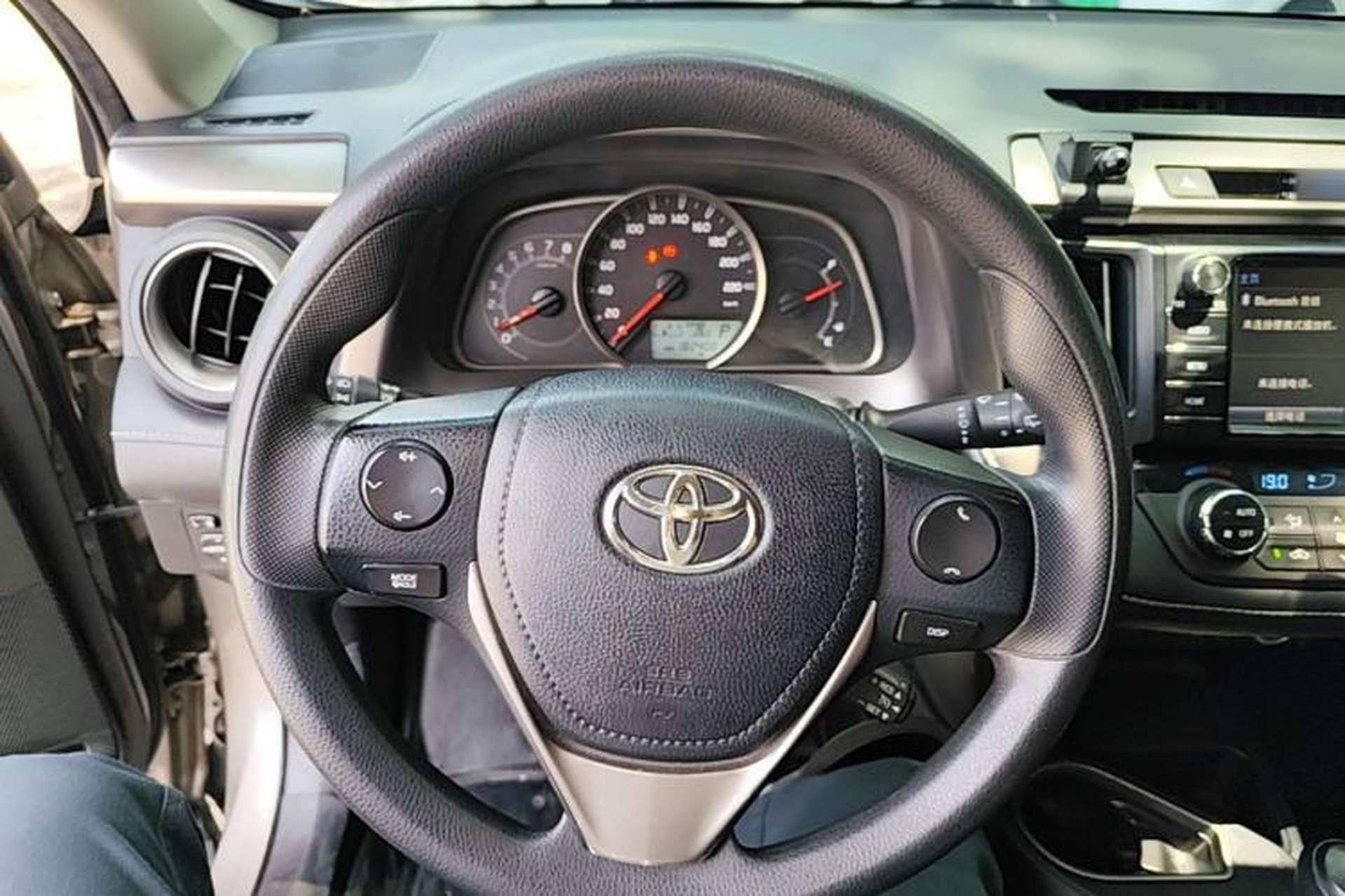 Used Toyota RAV4 2016 2.0L CVT Two-Wheel Drive Fashion Edition China V Standard Steering Wheel