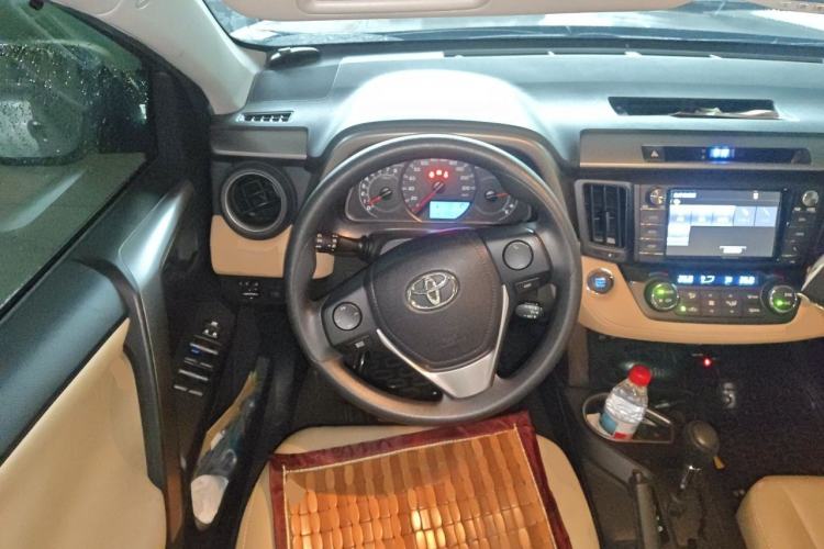 Used Toyota RAV4 2016 2.0L CVT Two-Wheel Drive Fashion Edition China V Standard Steering Wheel