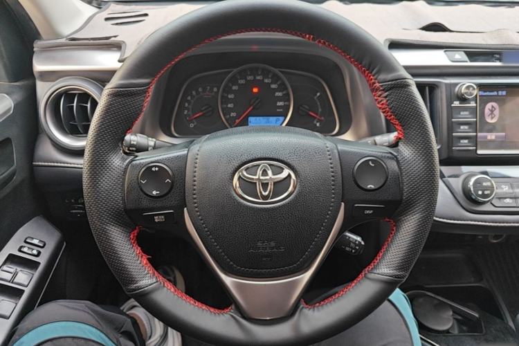 Used Toyota RAV4 2016 2.0L CVT Two-Wheel Drive Fashion Edition China V Standard Steering Wheel