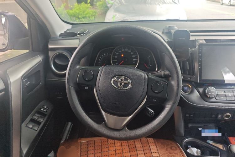 Used Toyota RAV4 2016 2.0L CVT Two-Wheel Drive Fashion Edition China V Standard Steering Wheel