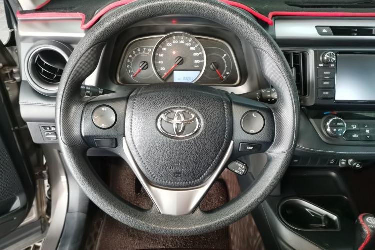 Used Toyota RAV4 2016 2.0L CVT Two-Wheel Drive Fashion Edition China V Standard Steering Wheel