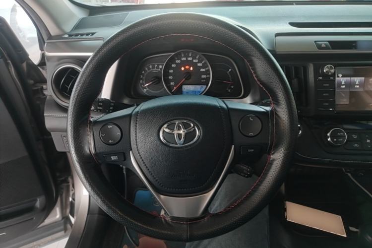 Used Toyota RAV4 2016 2.0L CVT Two-Wheel Drive Fashion Edition China V Standard Steering Wheel