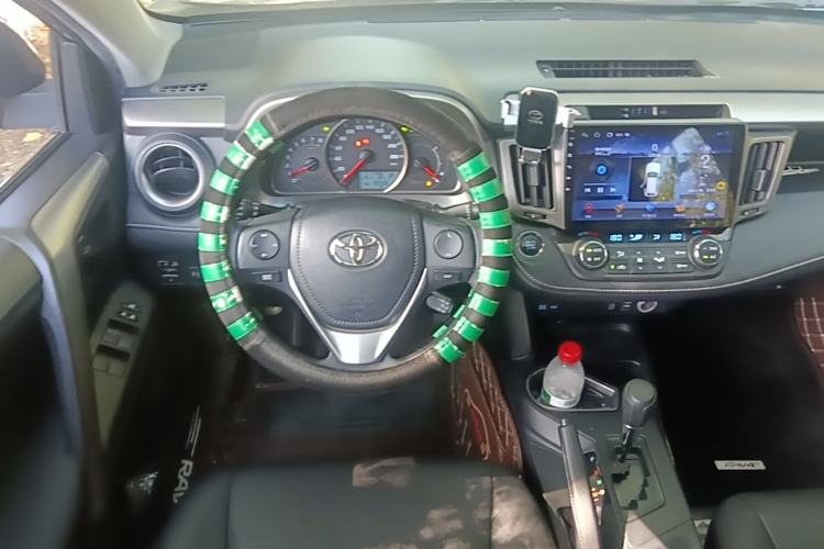 Used Toyota RAV4 2016 2.0L CVT Two-Wheel Drive Fashion Edition China V Standard Steering Wheel