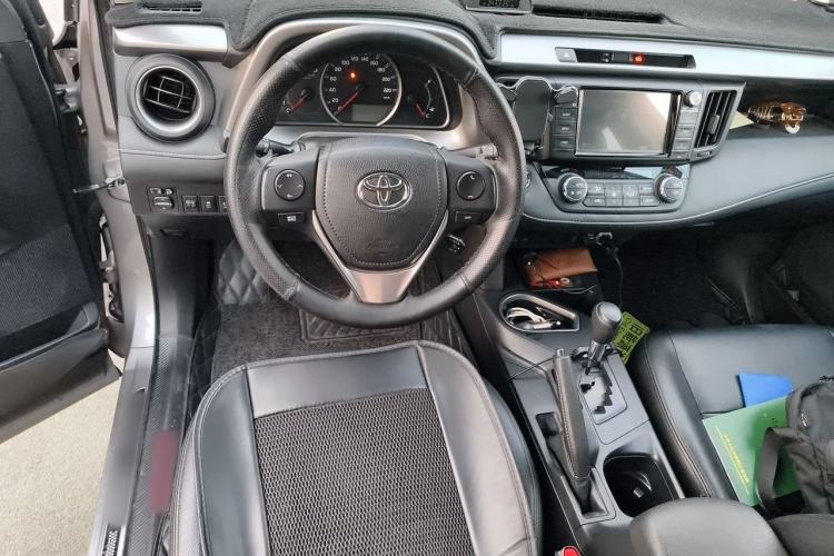 Used Toyota RAV4 2016 2.0L CVT Two-Wheel Drive Fashion Edition China V Standard Steering Wheel