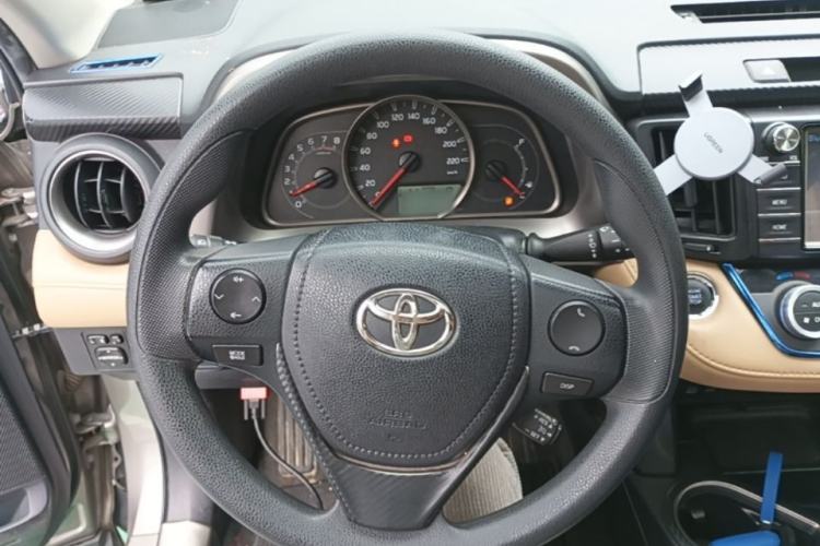 Used Toyota RAV4 2016 2.0L CVT Two-Wheel Drive Fashion Edition China V Standard Steering Wheel