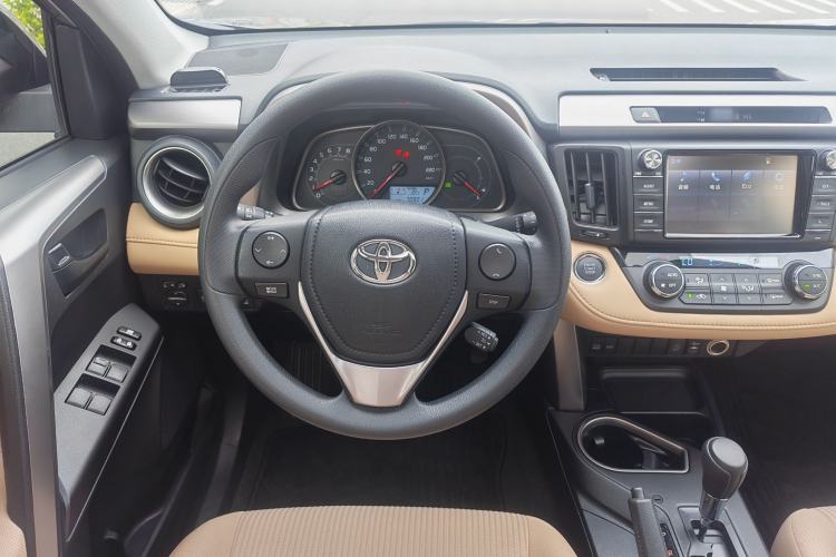 Used Toyota RAV4 2016 2.0L CVT Two-Wheel Drive Fashion Edition China V Standard Steering Wheel