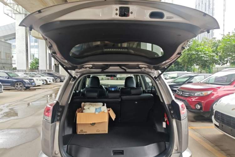 Used Toyota RAV4 2016 2.0L CVT Two-Wheel Drive Fashion Edition China V Standard Trunk