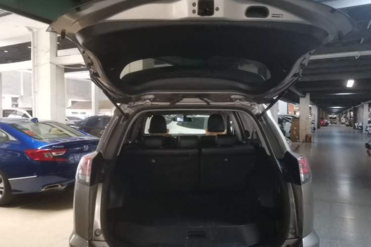 Used Toyota RAV4 2016 2.0L CVT Two-Wheel Drive Fashion Edition China V Standard Trunk