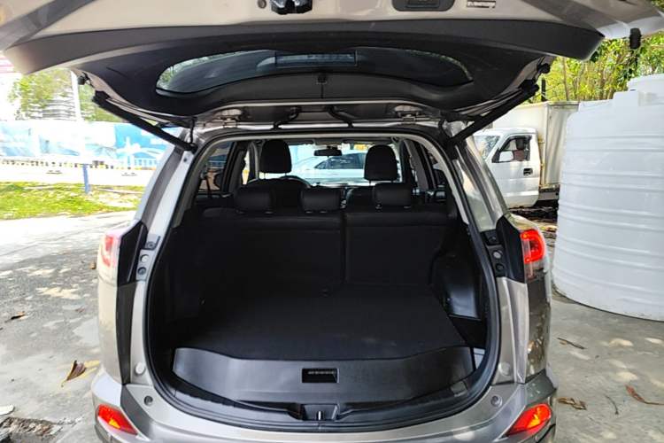 Used Toyota RAV4 2016 2.0L CVT Two-Wheel Drive Fashion Edition China V Standard Trunk