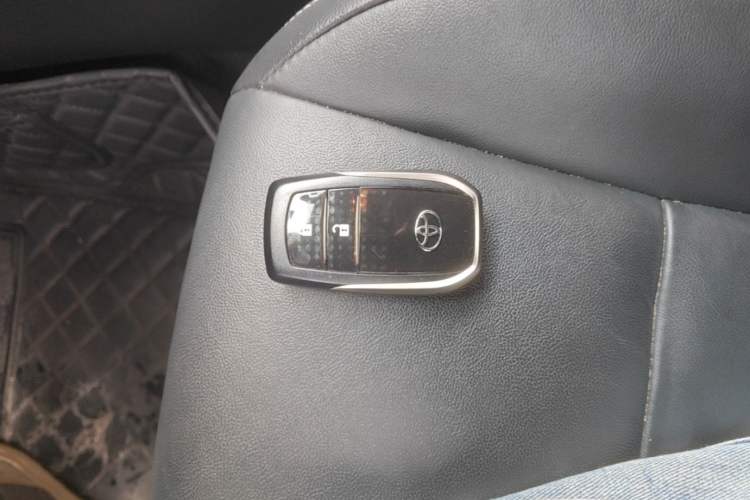 Used Toyota RAV4 2016 2.0L CVT Two-Wheel Drive Smart Edition China V Standard Vehicle Key