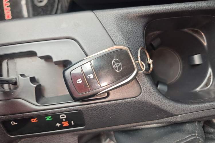 Used Toyota RAV4 2016 2.0L CVT Two-Wheel Drive Fashion Edition China V Standard Vehicle Key