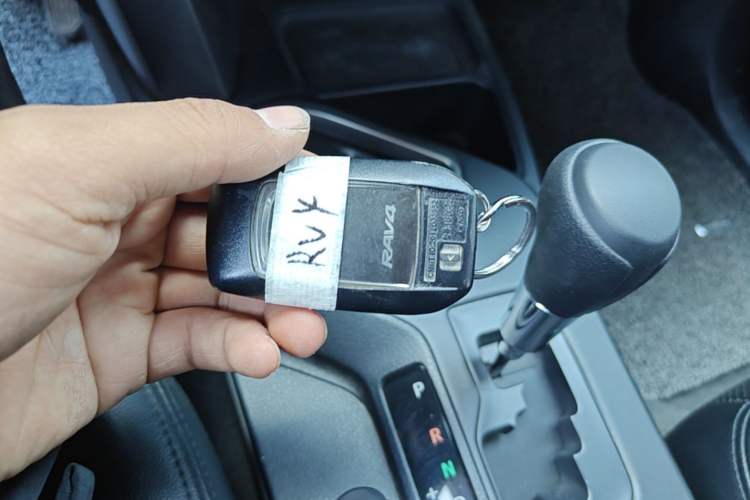 Used Toyota RAV4 2016 2.0L CVT Two-Wheel Drive Comfort Edition China V Standard Vehicle Key
