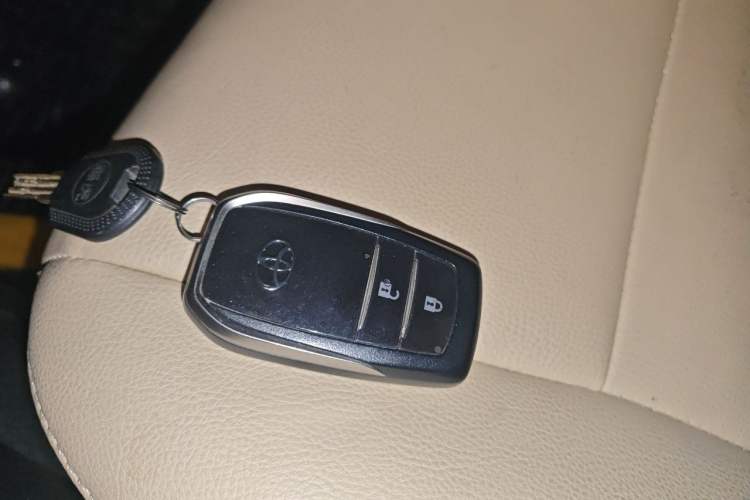 Used Toyota RAV4 2016 2.0L CVT Two-Wheel Drive Fashion Edition China V Standard Vehicle Key