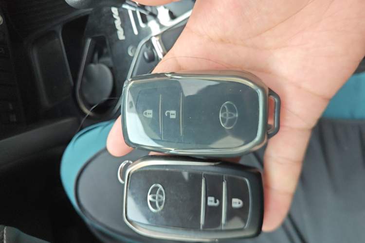 Used Toyota RAV4 2016 2.0L CVT Two-Wheel Drive Fashion Edition China V Standard Vehicle Key
