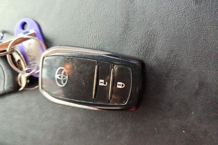 Used Toyota RAV4 2016 2.0L CVT Two-Wheel Drive Smart Edition China V Standard Vehicle Key