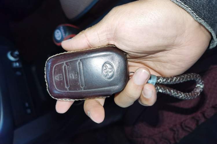 Used Toyota RAV4 2016 2.0L CVT Two-Wheel Drive Fashion Edition China V Standard Vehicle Key