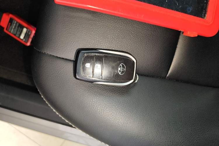 Used Toyota RAV4 2016 2.0L CVT Two-Wheel Drive Fashion Edition China V Standard Vehicle Key
