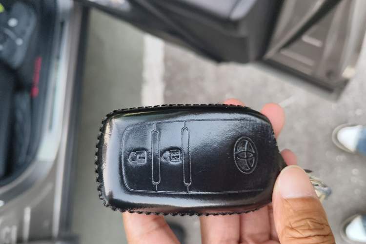 Used Toyota RAV4 2016 2.0L CVT Two-Wheel Drive Fashion Edition China V Standard Vehicle Key