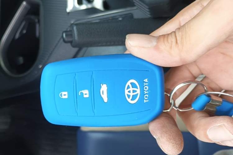 Used Toyota RAV4 2016 2.0L CVT Two-Wheel Drive Fashion Edition China V Standard Vehicle Key