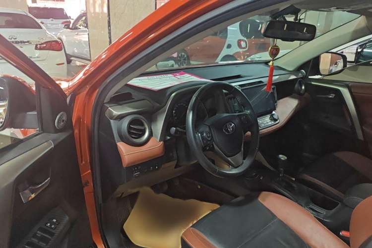 Used Toyota RAV4 2016 2.5L Automatic 4x4 Elite Edition Interior 2