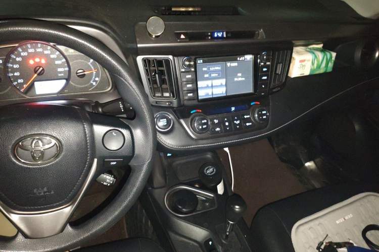 Used Toyota RAV4 2016 2.0L CVT Two-Wheel Drive Fashion Edition China V Standard Audio And AC Panel