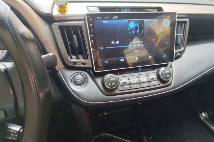 Used Toyota RAV4 2016 2.0L CVT Two-Wheel Drive Fashion Edition China V Standard Audio And AC Panel