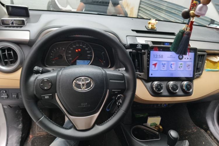 Used Toyota RAV4 2016 2.0L CVT Two-Wheel Drive Urban Edition China V Standard Center Console