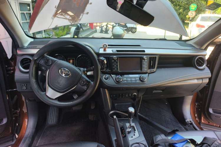 Used Toyota RAV4 2016 2.0L CVT Two-Wheel Drive Smart Edition China V Standard Center Console