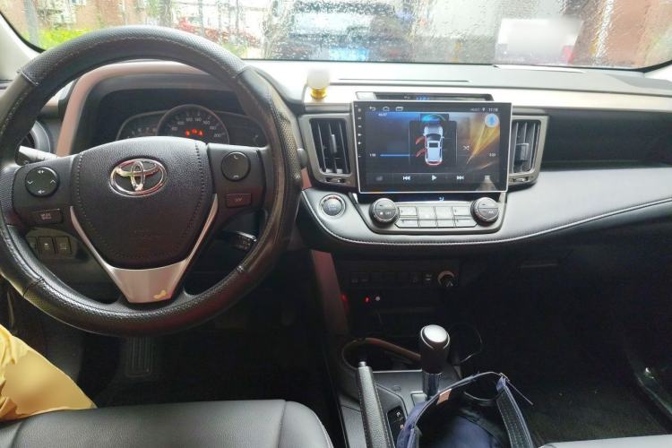 Used Toyota RAV4 2016 2.0L CVT Two-Wheel Drive Fashion Edition China V Standard Center Console