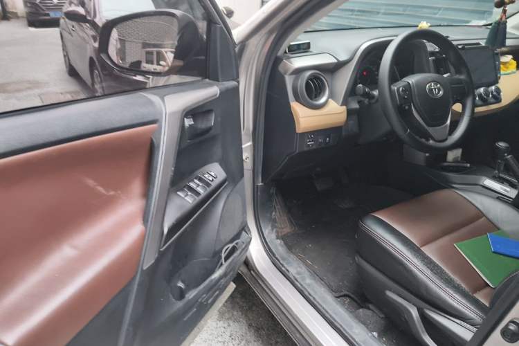 Used Toyota RAV4 2016 2.0L CVT Two-Wheel Drive Urban Edition China V Standard Driver Seat