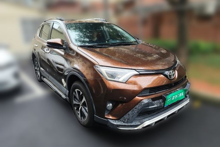 Used Toyota RAV4 2016 2.0L CVT Two-Wheel Drive Fashion Edition China V Standard Front Right 45 Deg