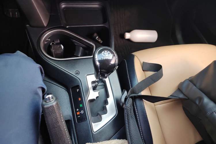 Used Toyota RAV4 2016 2.0L CVT Two-Wheel Drive Smart Edition China V Standard Gear Lever