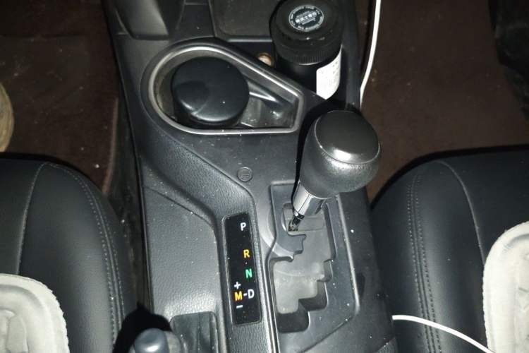 Used Toyota RAV4 2016 2.0L CVT Two-Wheel Drive Fashion Edition China V Standard Gear Lever