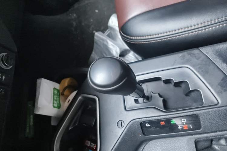 Used Toyota RAV4 2016 2.0L CVT Two-Wheel Drive Urban Edition China V Standard Gear Lever