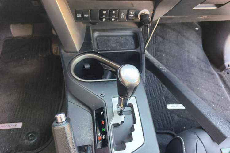 Used Toyota RAV4 2016 2.0L CVT Two-Wheel Drive Smart Edition China V Standard Gear Lever