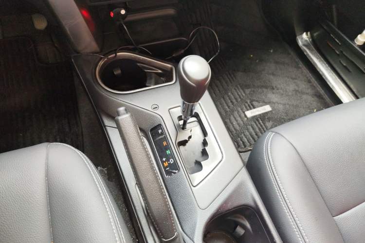 Used Toyota RAV4 2016 2.0L CVT Two-Wheel Drive Fashion Edition China V Standard Gear Lever