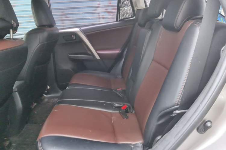 Used Toyota RAV4 2016 2.0L CVT Two-Wheel Drive Urban Edition China V Standard Left Rear Seat