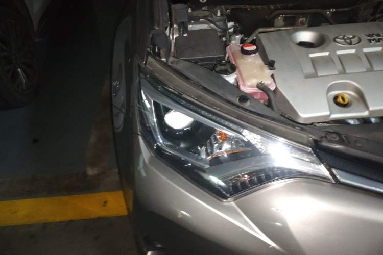 Used Toyota RAV4 2016 2.0L CVT Two-Wheel Drive Fashion Edition China V Standard Right Front Headlight