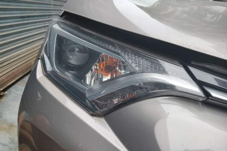 Used Toyota RAV4 2016 2.0L CVT Two-Wheel Drive Urban Edition China V Standard Right Front Headlight