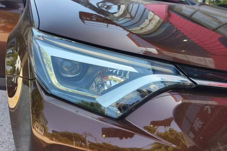 Used Toyota RAV4 2016 2.0L CVT Two-Wheel Drive Smart Edition China V Standard Right Front Headlight