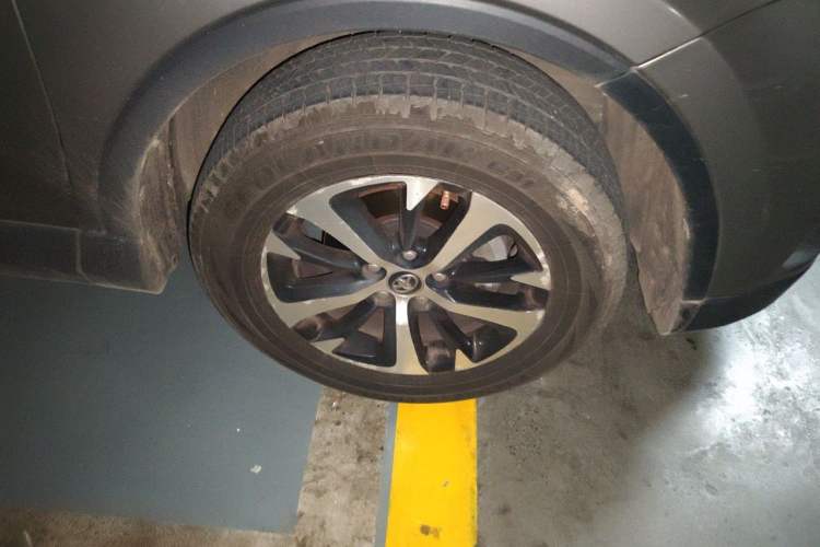 Used Toyota RAV4 2016 2.0L CVT Two-Wheel Drive Fashion Edition China V Standard Right Front Wheel Hub