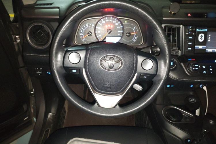 Used Toyota RAV4 2016 2.0L CVT Two-Wheel Drive Fashion Edition China V Standard Steering Wheel