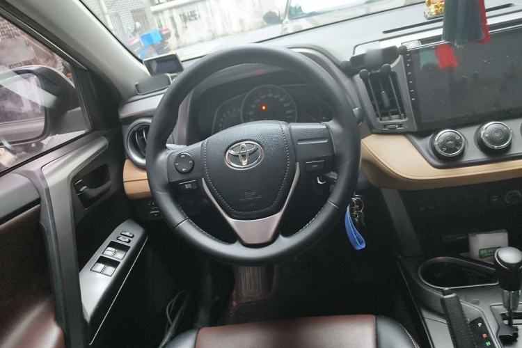 Used Toyota RAV4 2016 2.0L CVT Two-Wheel Drive Urban Edition China V Standard Steering Wheel