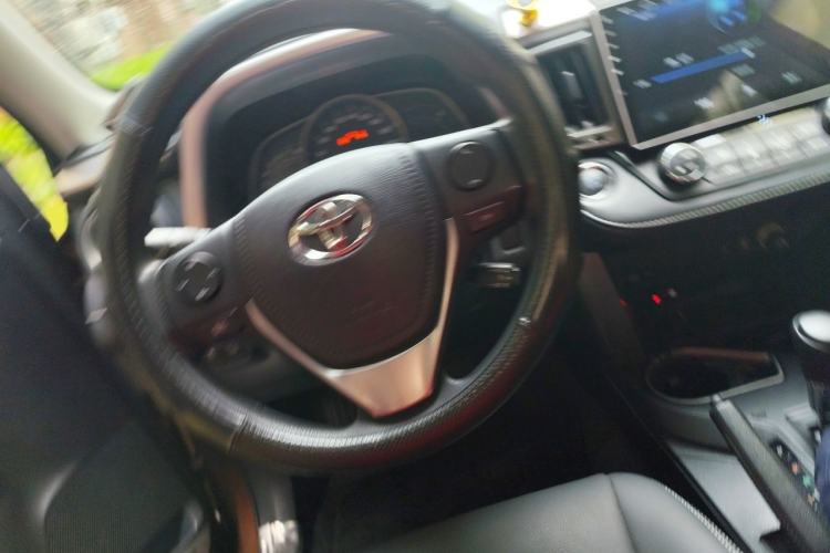 Used Toyota RAV4 2016 2.0L CVT Two-Wheel Drive Fashion Edition China V Standard Steering Wheel