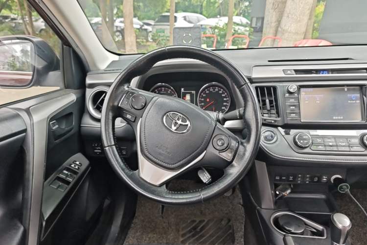 Used Toyota RAV4 2016 2.5L Automatic 4x4 Elite Edition Steering Wheel